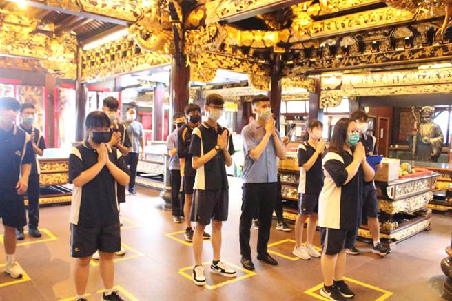 竹林中学高、职三及国三同学代表，今（12日）上午在校长及师长们的陪同下，于风雨中前往知名的中和烘炉地福德宫正殿前，齐声宣誓，为明年升学大考认真祈福。（竹林中学提供）