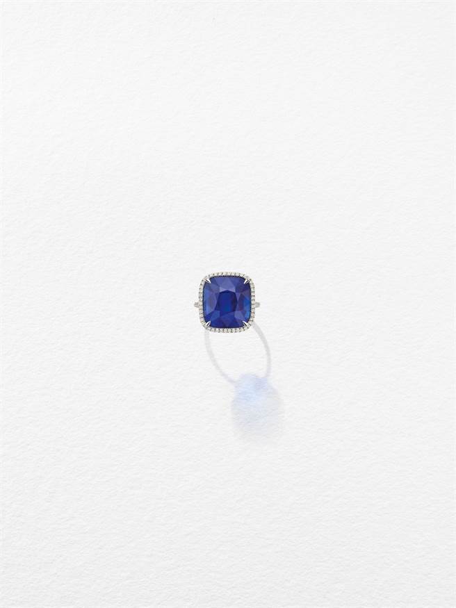 海瑞温斯顿全球首次曝光的斯里兰卡10.08克拉枕型切工蓝宝石戒指，宝石未经热处理，约1750万。(Harry Winston提供）