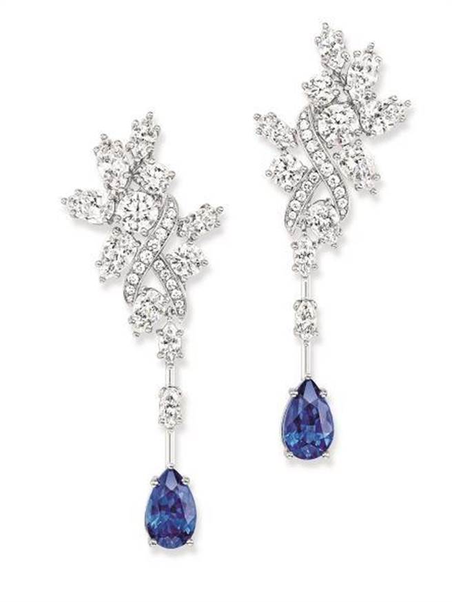 海瑞温斯顿绮隐Secret Cluster系列蓝宝石钻滴耳环，耳环镶嵌2颗共4.18克拉的蓝宝石，约560万元。(Harry Winston提供）
