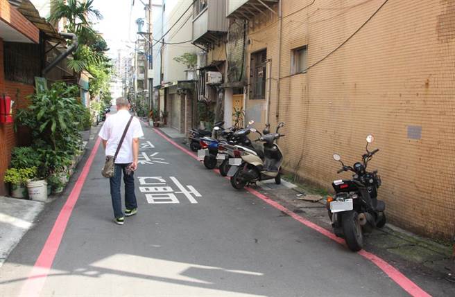 一名网友分享，他在两边都是红线却停满车的巷子里，撞到一辆违停车，结果自己0肇责免赔，且巷内16辆违停车通通被开单。（示意图，中时资料照）