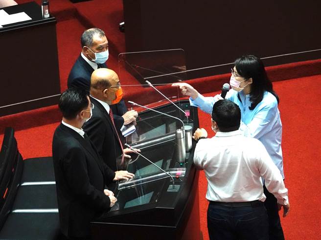 行政院長蘇貞昌（左二）12日在立法院答詢時，與國民黨立委鄭麗文（右），因潛艦發展政策吵了起來，蘇貞昌還動怒罵鄭麗文「不要臉」，鄭麗文不滿跑到備詢台前表達不滿。（陳信翰攝）