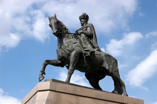 哈萨克首都阿斯塔纳的肯里萨汗铜像，他是哈萨克公国最后一位大汗。(图/哈萨克政府)