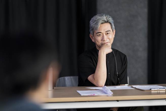 陳家逵飾演劇場導演。（公視提供）