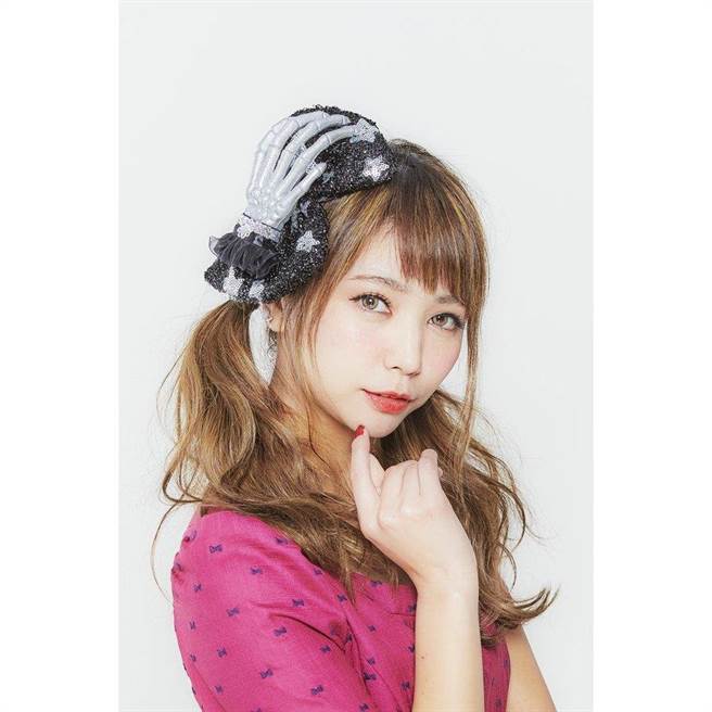 台隆手創館骷髏頭緞帶髮夾，原價250元，特價175元。（台隆手創館提供）