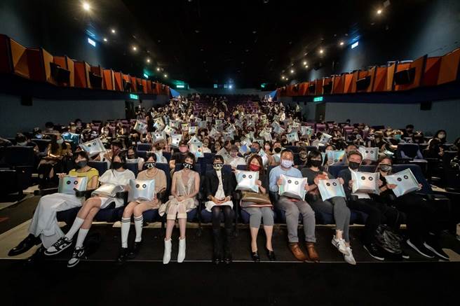 本次大秀以影片形式於獅子林商業大樓四樓電影院首映。（臺北時裝週提供）