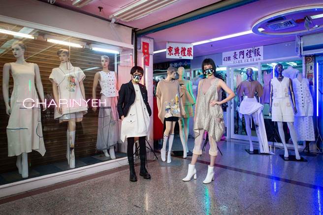 孟耿如與設計師葉珈伶於獅子林商業大樓靜態展區合照。（臺北時裝週提供）