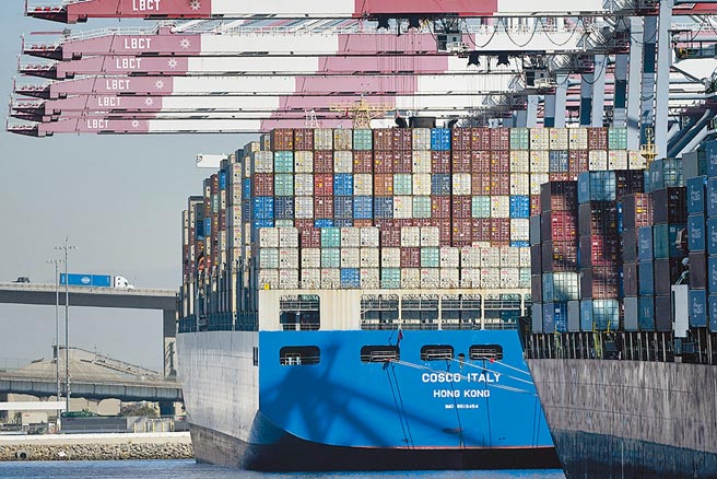 沃爾瑪、家得寶、好市多等美國大型零售商因應年底銷售旺季的龐大備貨需求壓力，透過包船方式進口自家貨物。圖／美聯社