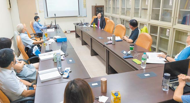 艺群医美集团总裁王正坤医师（右上），受聘长荣大学博士班讲授品牌管理课程。图／艺群医美集团提供