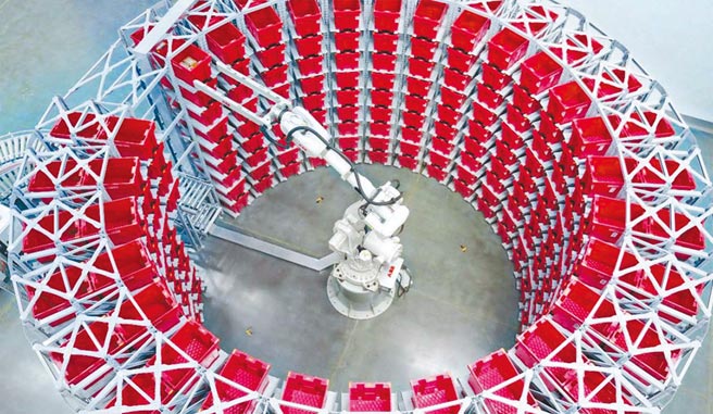 ABB机器人自动化解决方案，协助业者利用弹性自动化设备，针对拾取、堆栈、仓储、分类、物料检索，助力加速物流行业营运弹性。图／ABB提供