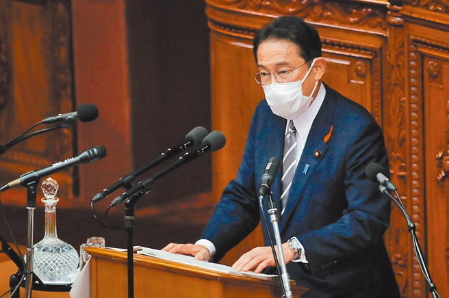 日本新任首相岸田文雄11日首次赴國會接受施政質詢。（路透）