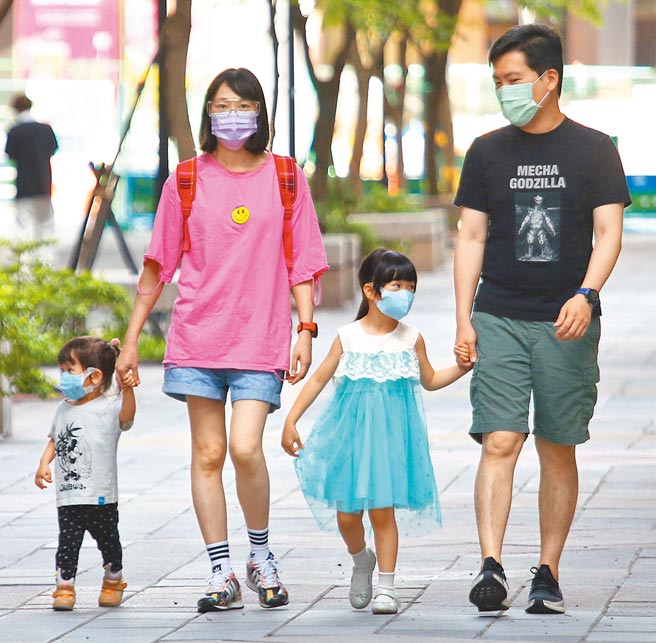 育婴留职停薪津贴提高到投保薪资的8成薪，劳动部劳保局统计，实施2个月后申请育婴留职停薪男性劳工人数从过去1成8，增加到2成4。（本报资料照片）