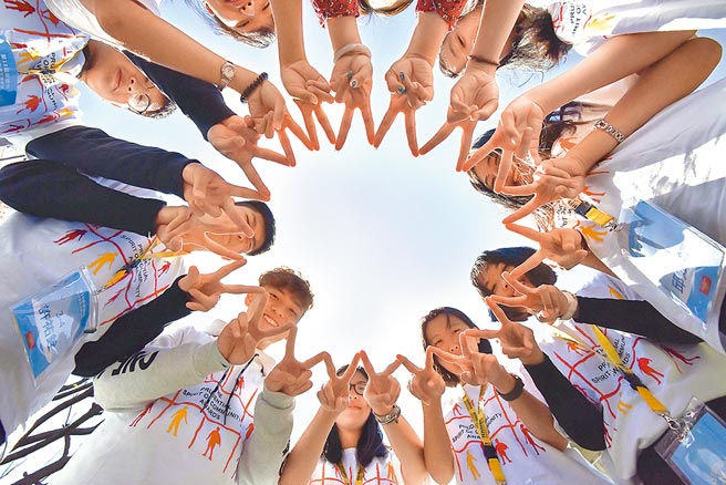 台新青少年基金会发现时下学生受到升学和社会竞争压力，从事志愿服务、社会参与的动机不如以往。（台新青少年基金会提供／林良齐台北传真）