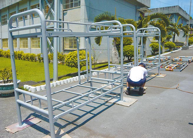 违反组织犯罪条例的诈欺犯，不论情节轻重，一论强制工作3年的规定是否违宪，12日将在宪法法庭辩论。图为泰源技训所收容人制作白铁床架。（泰源技训所提供）