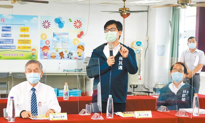 高雄市长陈其迈（中）补选上任至今表现中规中矩，可望继续代表民进党争取连任。图为他与行政院副院长沈荣津视察校园装置冷气情形。（高市府提供／曹明正高雄传真）