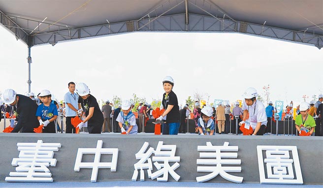 台中市长卢秀燕强调，经济发展需要重大建设支持，坚持「开不了工的要开工，完不了工的要完工」。（卢金足摄）