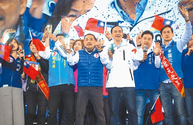 新北市长侯友宜参选连任重要观察指标在于能否打破自己首任57％、116万的歷史纪录，这也将成为2024年蓝营新共主的重要关键，图为侯友宜2018年参选市长造势场景，受到支持者夹道欢迎。（本报资料照片）