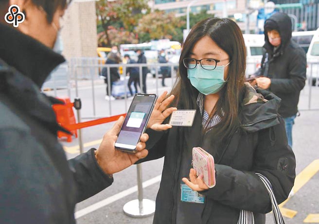 台北市长柯文哲力推台北通，但议员发现局处办理活动时不使用台北通，「自家人都不挺」，图为民眾使用台北通情形。（本报资料照片）