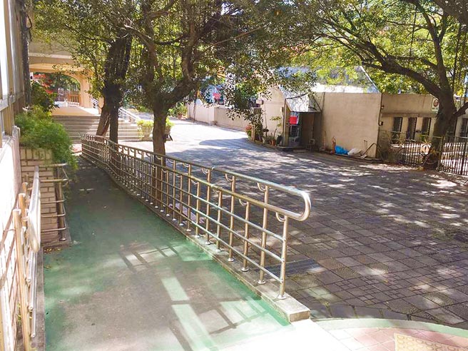 北市芝山国小忠孝楼3楼的4间教室，被徵召作为长者的日间照护中心，北市议员汪志冰却接获家长陈请反对，北市府未善尽沟通，就强行把日照中心放入学校，根本先斩后奏、太鸭霸。（北市社会局提供／游念育台北传真）