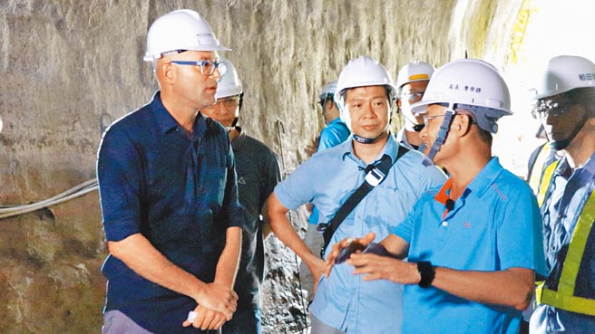 来自荷兰的蓝杰鸿（左），加入新北市工务局施作的三貂岭隧道自行车道工程团队，向工务局长詹荣锋（右）说明他主张保留三貂岭植被生态景观想法。（新北市工务局提供／陈慰慈新北传真）