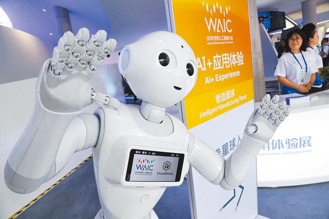在上海举行的世界人工智慧（AI）大会上，一名AI机器人微笑迎宾。最近辞职的美国国防部首席软体官夏兰称，中国AI发展正逐渐取得全球主导地位，美国已输给中国。（中新社资料照片）
