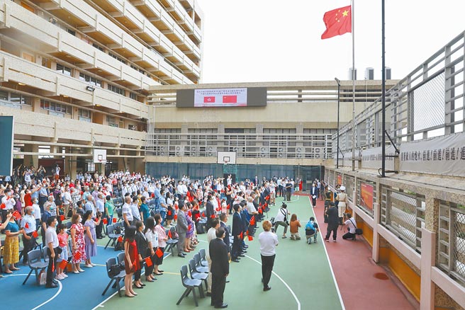 香港教育局11日通告，香港中小学明年起每周须举行升国旗典礼，升旗中须奏唱国歌。（中新社）