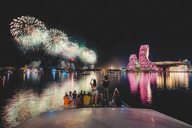 国庆焰火10日晚间回归高雄施放，点亮亚洲新湾区夜空。不料，因为颱风搅局，网友及部分现场民眾直批，焰火施放不如预期。（高市府提供／柯宗纬高雄传真）