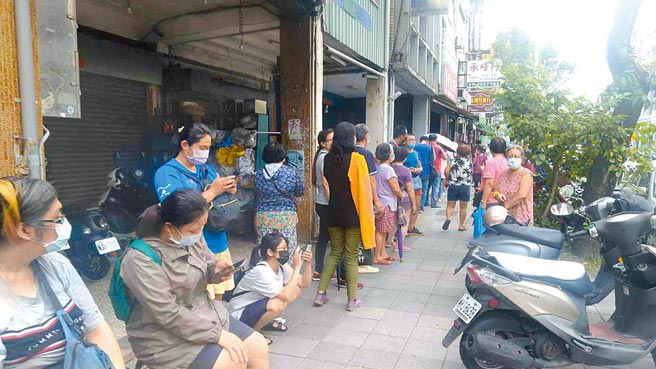 高雄三凤中街商圈11日原订2时开始发放商圈夜市券，未料1时许人龙涌现，几乎看不到尽头，绵延将近1公里。（柯宗纬摄）