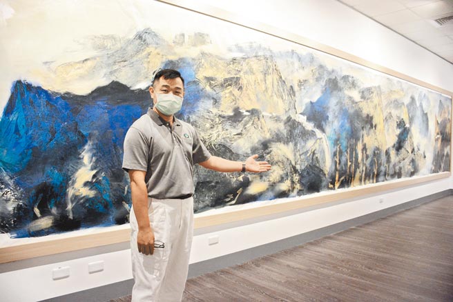 屏东县里港艺术家郑吉村首次回乡办展，以一幅庐山图向张大千致敬。（林和生摄）