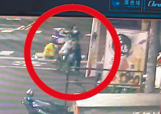 高雄凤山林姓拾荒老妇路边拿走李姓女子两袋卫生纸，事后送回派出所仍被送办，李女藉故和解，竟前后两次向林妇索讨18万和解金，反被依恐吓取财罪送办。（高市凤山警分局提供／袁庭尧高雄传真）