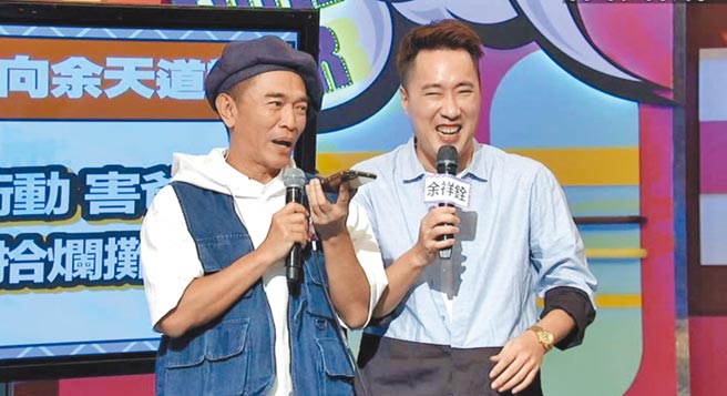 吴宗宪（左）在《小明星大跟班》上向余祥铨的爸爸余天告解。（中天综合台提供）