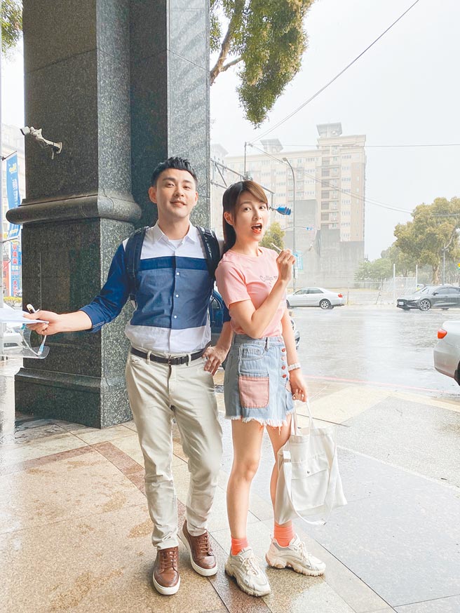 潘柏希（左）、谢京颖在强风豪雨中出外景。（民视提供）