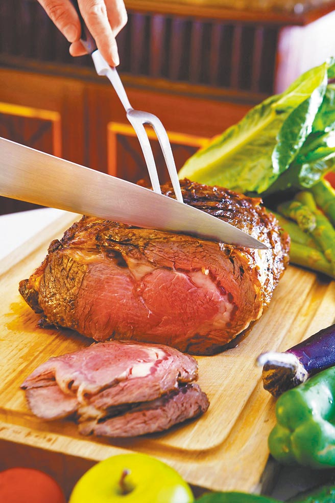 台北神旺大饭店「伯品廊」Buffet提供现烤现切的英式炉烤牛肉。（台北神旺大饭店提供）