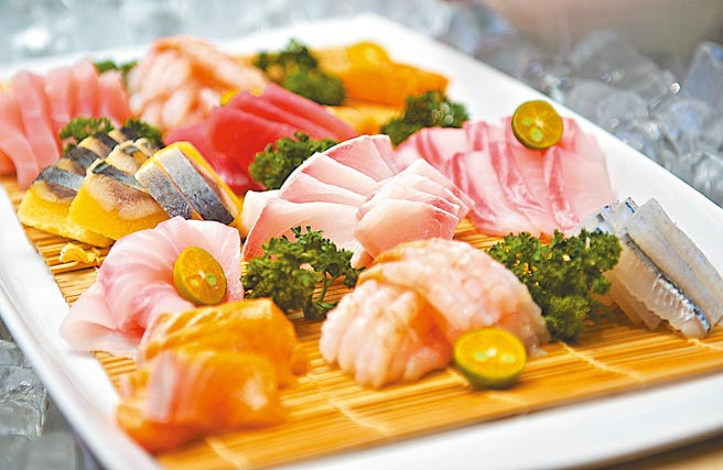 台北神旺大饭店「伯品廊」Buffet提供各式新鲜生鱼片与海鲜料理。（台北神旺大饭店提供）