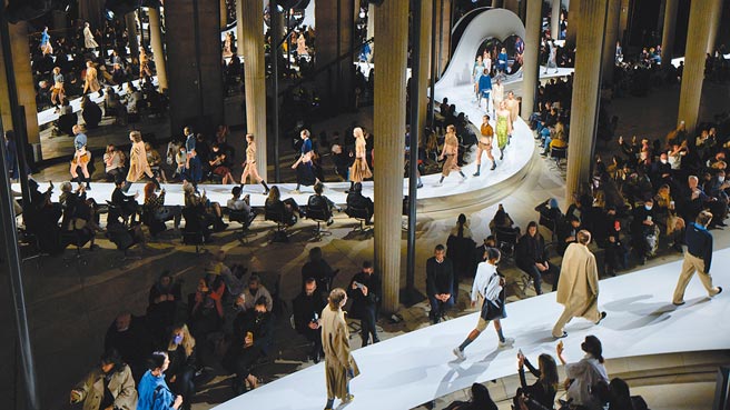 2022 春夏Miu Miu谢幕现场。（Miu Miu提供）