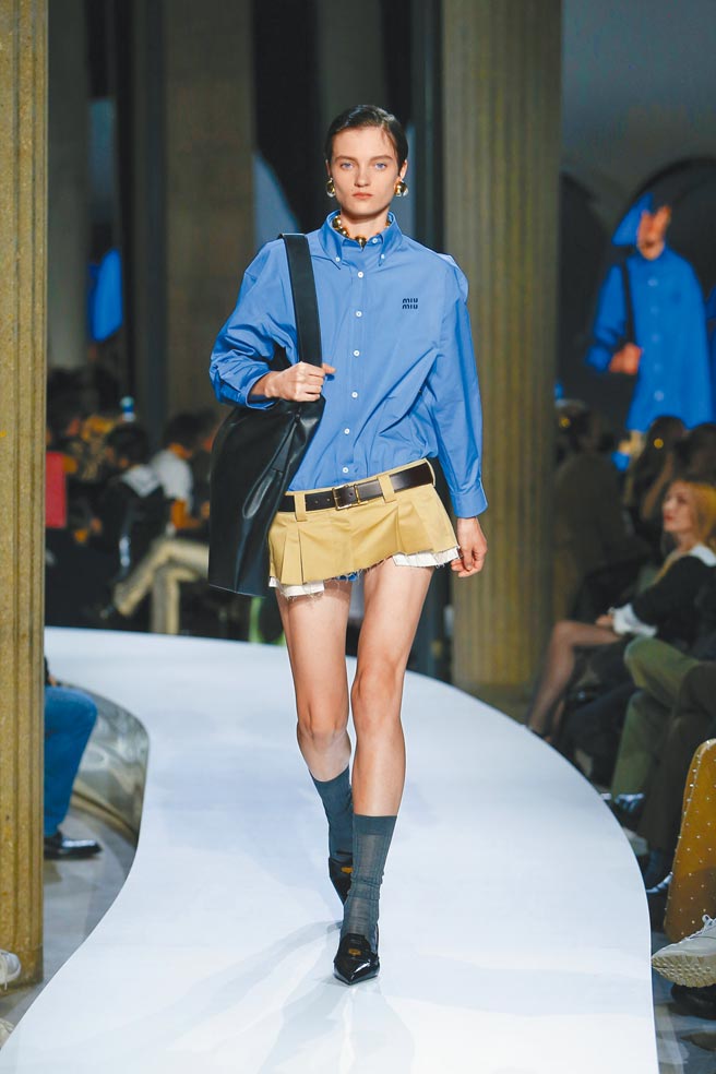 Miu Miu将裤装裁剪成裙装，打造另一种特色。（Miu Miu提供）