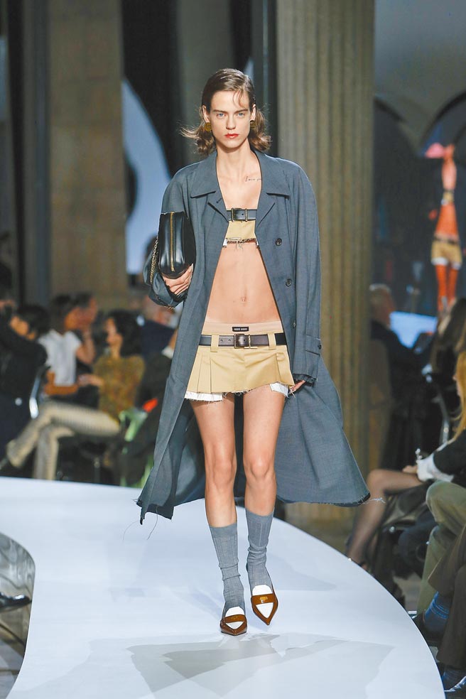 Miu Miu上身的Top採用裤头剪裁设计，相当有趣。（Miu Miu提供）