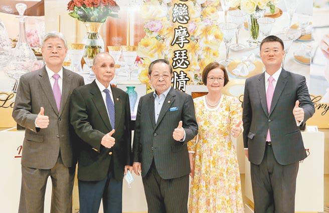 国裕董事长栾谨国（左起）、收藏家郑清山董事长、 总统府资政顏志发、国裕总经理钱秋华、国裕执行董事栾慎寰出席2021捷克「恋恋摩瑟情」特展。（罗永铭摄）