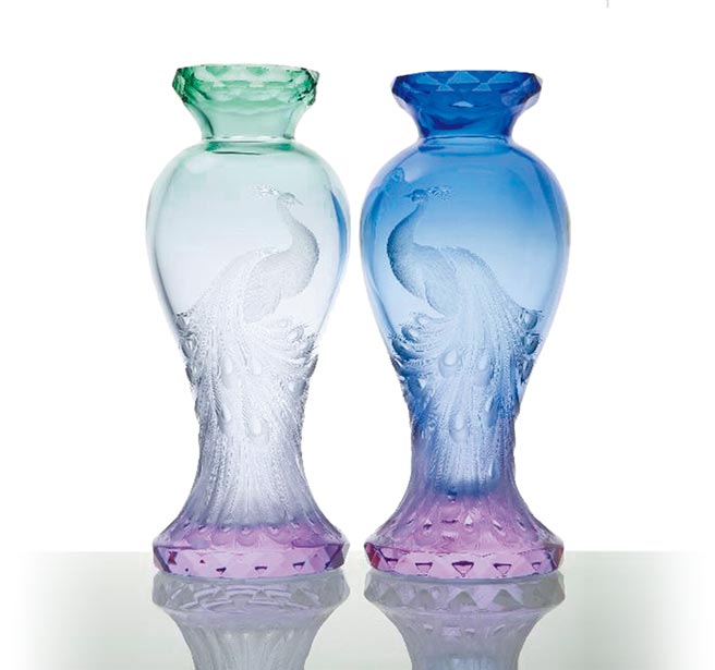 《有凤来仪》展现了雷瑟大师将壮美的孔雀羽翼流畅融入凹凸有致的花瓶之巧思，孔雀与瓶身完美结合，别出心裁。（国裕精品提供）