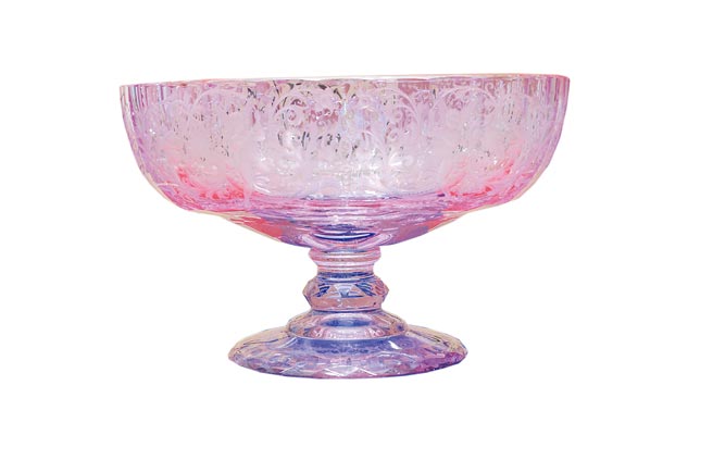 《美叶天使》以优雅细致的花叶与天使图案在餐具上展现18世纪的贵族风华。（罗永铭摄）