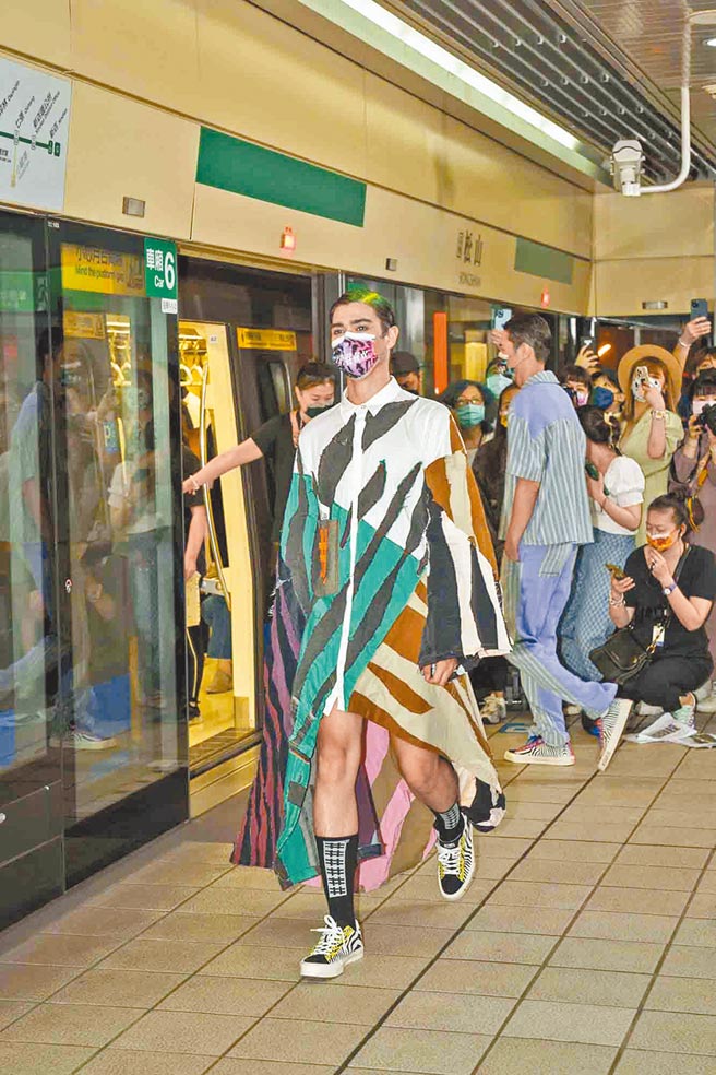 伊林名模李制益著#DAMUR #kiosk系列服裝，化身時尚動物登上北捷。（#DAMUR提供）
