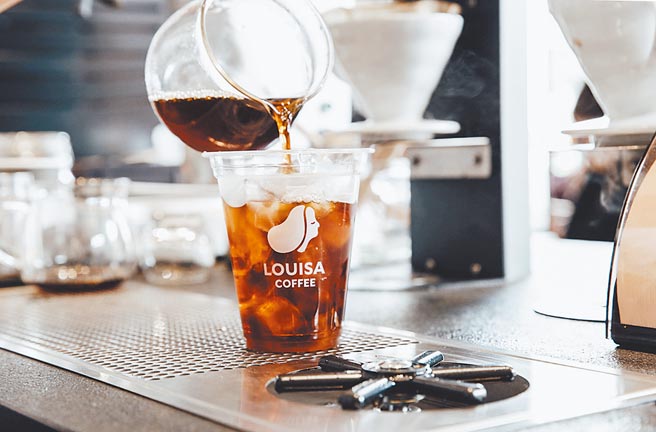 路易莎持纸本五倍券，饮品5杯寄杯享8折。（路易莎提供）