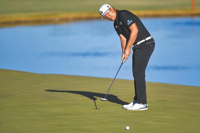 任成宰看着自己推出的小白球滚向洞口。（美联社）