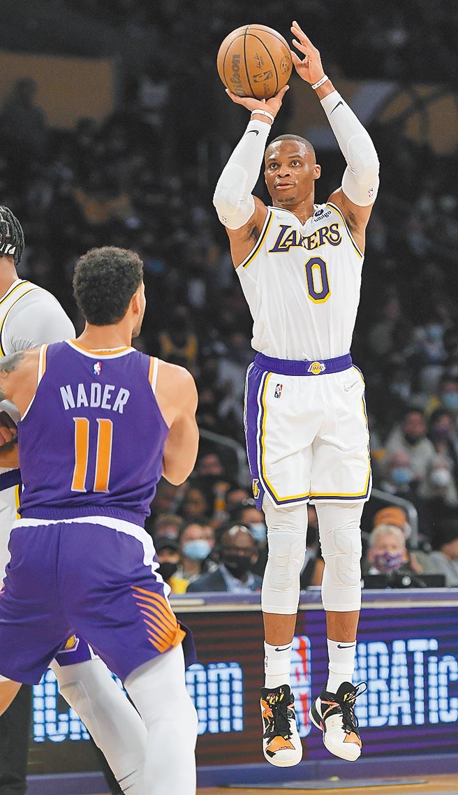 韦斯布鲁克昨天单场出现9次失误。（美联社）