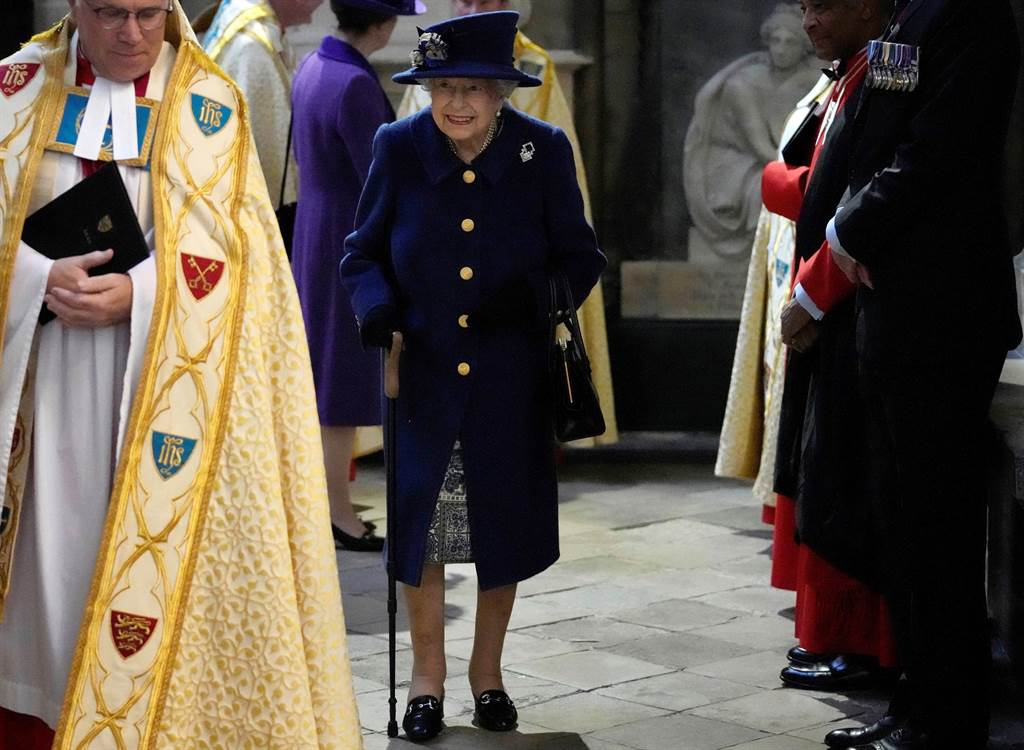 英国女王2021年10月12 日出席伦敦西敏寺（Westminster Abbey）英国皇家退伍军人协会（Royal British Legion）百年感恩仪式（Service of Thanksgiving）活动时，为了舒服而首度公开拄起拐杖。（美联社）(photo:ChinaTimes)