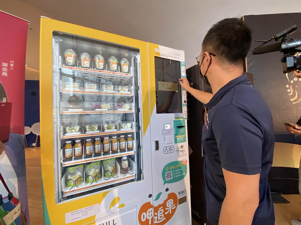 台中市農業局推出在地「台中好橘」、「呷追果」兩大品牌，「呷追果-鮮果智能販賣機」只要銅板價。（盧金足攝）
