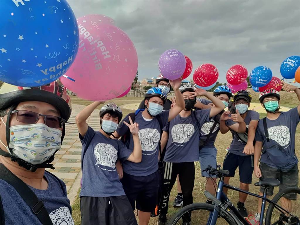 金門大學社工系在國慶連假舉辦「「社工出走了-單車認識金門」活動之一。（金大提供）