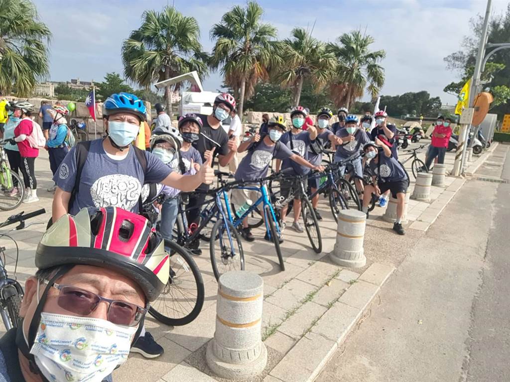金門大學社工系在國慶連假舉辦「「社工出走了-單車認識金門」活動之二。（金大提供）