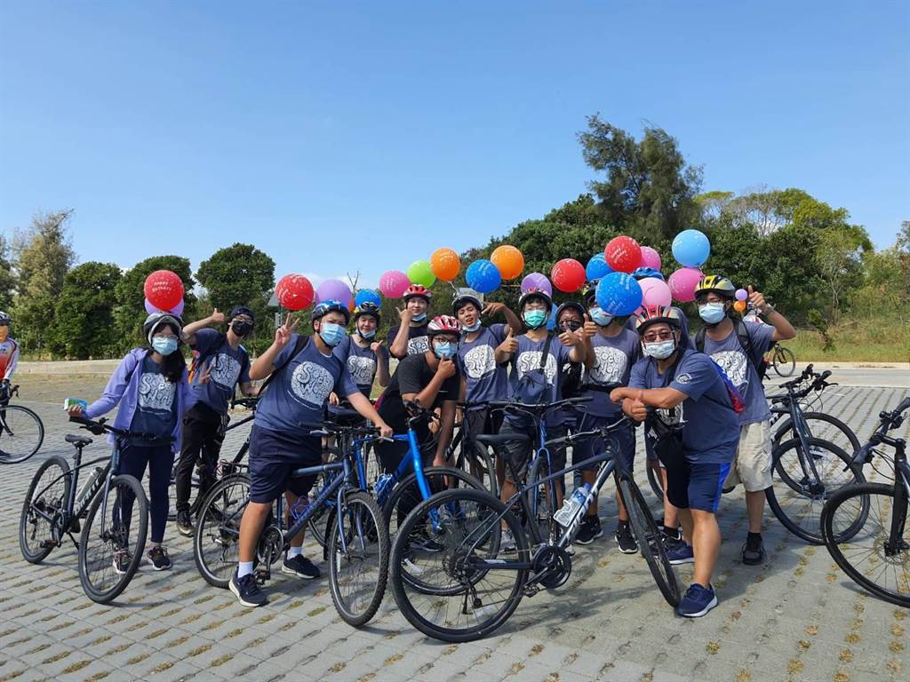 金門大學社工系在國慶連假舉辦「「社工出走了-單車認識金門」活動之七。（金大提供）