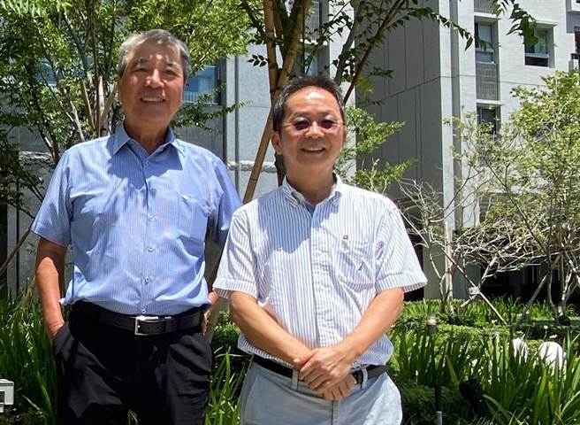 新業建設名譽董事長穆椿松（左）、董事長卓勝隆打造「大塊森鄰」，榮獲2021年國家卓越建設獎。（盧金足攝）
