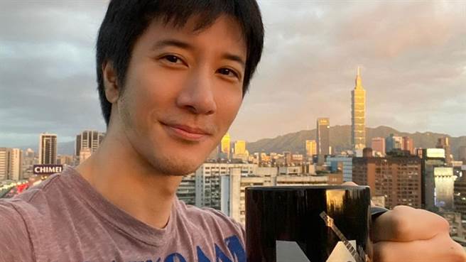 王力宏曾被好友酸袜子破了还在穿，如今真实原因曝光让网友相当感动。（图／IG@wangleehom）